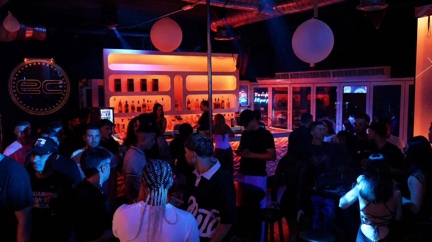El Caserío — ambiente nocturno