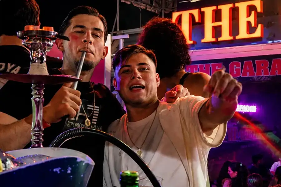 S&aacute;bado Summer en The Garage &mdash; botella y shisha