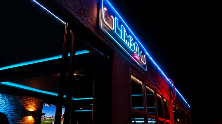 Fachada de Limbo Shisha Lounge con r&oacute;tulo de ne&oacute;n &mdash; Playa del Ingl&eacute;s