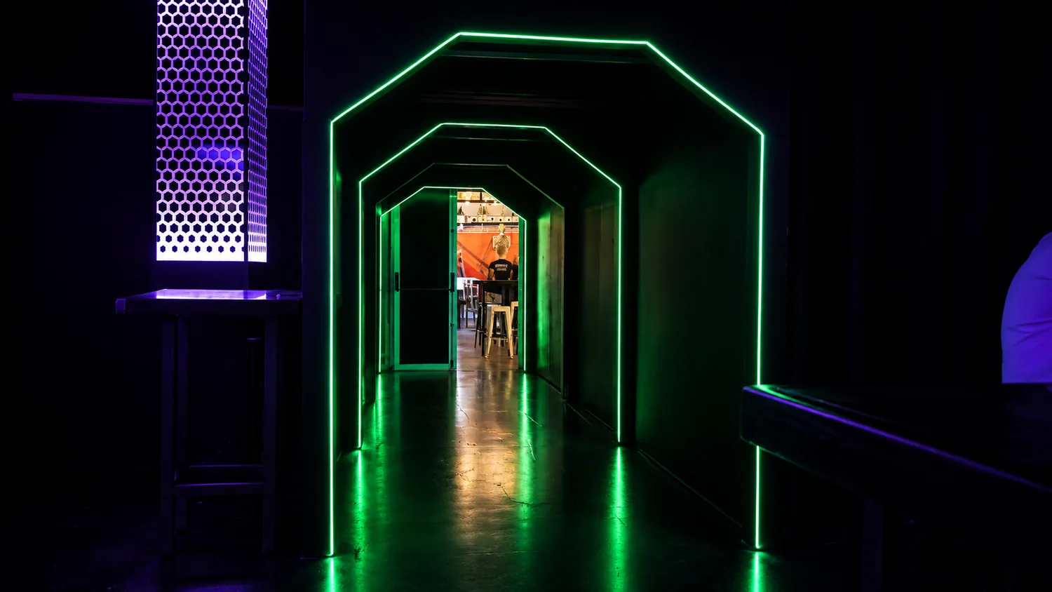The New One — ambiente nocturno